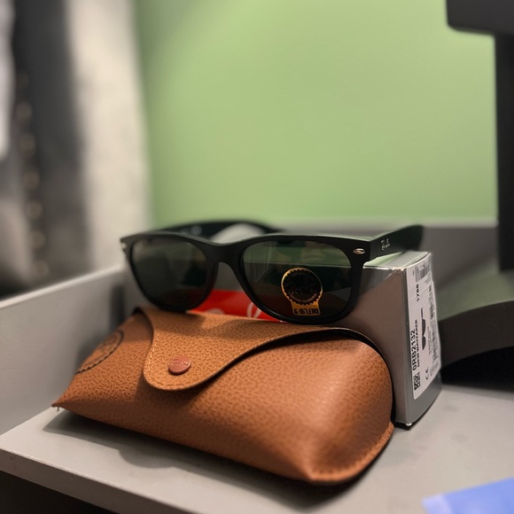 Brand new Ray Ban Wayfarer sunglasses. - Picture 3 of 3